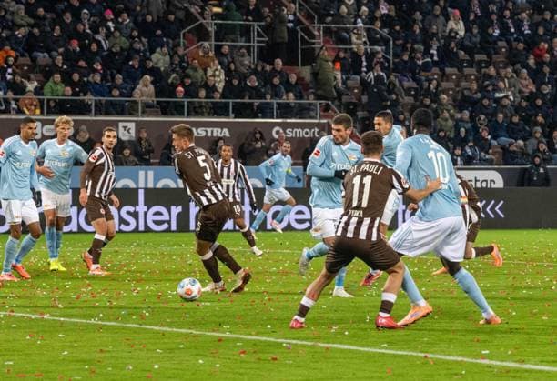 Soccer, Men, Season 2025 2026, 1 Bundesliga 11 Matchday , FC St Pauli 1 FC Union Berlin, Rani Khedira 1 FC Union Berlin scores the goal to 0 1 against Eric Smith St Pauli , Hauke Wahl St Pauli , Arkadiusz Pyrka St Pauli and Jackson Irvine St Pauli , 23 11 2025, Copyright: xMatthiasxKochx