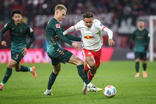 23 11 2025, xtgx, Soccer 1 Bundesliga RB Leipzig SV Werder Bremen emspor, v l Amos Pieper Bremen, 5 , Antonio Nusa Leipzig, 7 duel, duel, fight, tackle DFL DFB REGULATIONS PROHIBIT ANY USE OF PHOTOGRAPHS as IMAGE SEQUENCES and or QUASI VIDEO Leipzig
