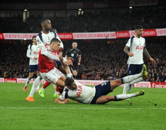 Football - 2025 2026 Premier League - Arsenal vs Tottenham Hotspur - Emirates Stadium - 23rd November 2025. Leandro Trossard of Arsenal scores goal no 1 at the Emirates stadium COLORSPORT Andrew Cowie 
