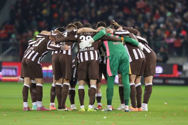 GER, Hamburg, Football, DFL, FC St Pauli vs 1 FC Union Berlin, im Millerntor Stadion , 23 11 2025 , v l The team of FC St Pauli makes a circle before the game, cohesion, motivation, team spirit DFL regulations prohibit any use of photographs as image sequences and or quasi video Copyright: HMBxMedia FernandoxSoares