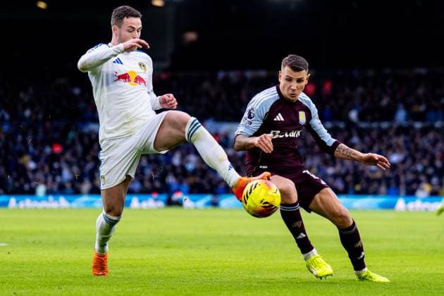 LEEDS, ENGLAND - NOVEMBER 23: Gabriel Gudmundsson of Leeds United and Lucas Digne of Aston Villa battle for the ball during the Premier League match between Leeds United and Aston Villa at Elland Road on November 23, 2025 in Leeds, England. (Photo by Rene Nijhuis) SPO  Copyright: xRenexNijhuis