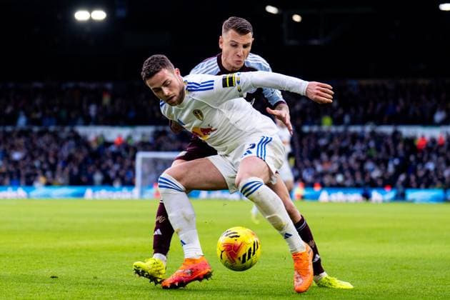 LEEDS, ENGLAND - NOVEMBER 23: Gabriel Gudmundsson of Leeds United is challenged by Lucas Digne of Aston Villa during the Premier League match between Leeds United and Aston Villa at Elland Road on November 23, 2025 in Leeds, England. (Photo by Rene Nijhuis) SPO  Copyright: xRenexNijhuis