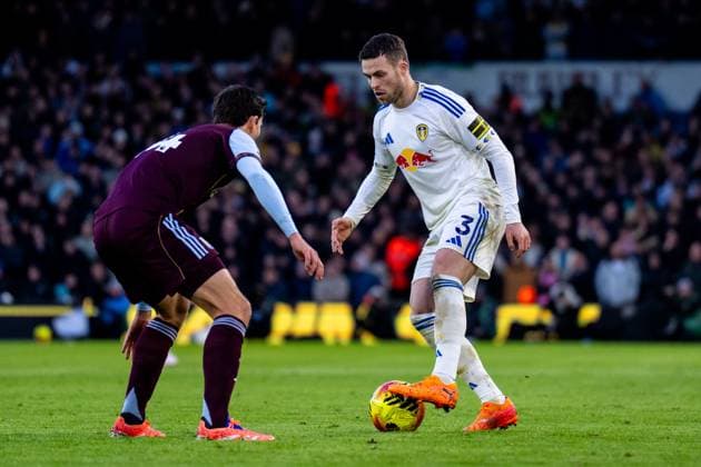 LEEDS, ENGLAND - NOVEMBER 23: Gabriel Gudmundsson of Leeds United dribbles with the ball during the Premier League match between Leeds United and Aston Villa at Elland Road on November 23, 2025 in Leeds, England. (Photo by Rene Nijhuis) SPO  Copyright: xRenexNijhuis