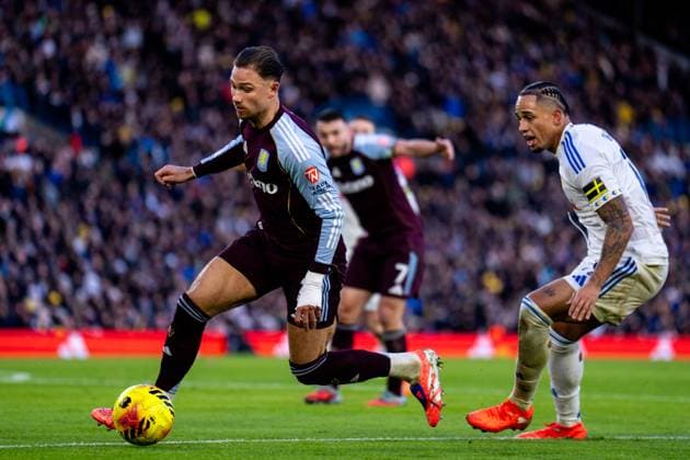 LEEDS, ENGLAND - NOVEMBER 23: Matty Cash of Aston Villa is challenged by Noah Okafor of Leeds United during the Premier League match between Leeds United and Aston Villa at Elland Road on November 23, 2025 in Leeds, England. (Photo by Rene Nijhuis) SPO  Copyright: xRenexNijhuis