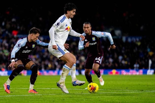 LEEDS, ENGLAND - NOVEMBER 23: Pascal Struijk of Leeds United is challenged by Matty Cash of Aston Villa during the Premier League match between Leeds United and Aston Villa at Elland Road on November 23, 2025 in Leeds, England. (Photo by Rene Nijhuis) SPO  Copyright: xRenexNijhuis