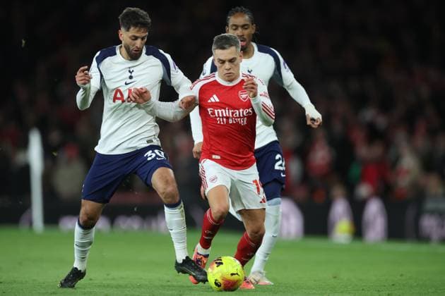 Arsenal v Tottenham Hotspur - Premier League Rodrigo Bentancur of Tottenham Hotspur and Leandro Trossard of Arsenal challenge during the Premier League match between Arsenal and Tottenham Hotspur at Emirates Stadium on November 23, 2025 in London, England. London Emirates Stadium England United Kingdom Copyright: xNigelxFrench Sportsphoto APLx 14142484