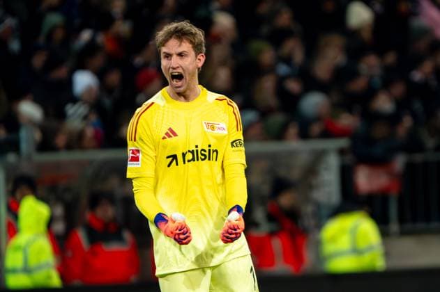 Goal to 0 1, Goalkeeper Frederik Roennow 1 FC Union Berlin, 01 cheers jubilation, GER, FC St Pauli vs 1 FC Union Berlin, Football, Bundesliga, Matchday 11, Season 2025 2026, 23 11 2025 DFL REGULATIONS PROHIBIT ANY USE OF PHOTOGRAPHS AS IMAGE SEQUENCES AND OR QUASI VIDEO GER, FC St Pauli vs 1 FC Union Berlin, Football, Bundesliga, Matchday 11, Season 2025 2026, 23 11 2025 Hamburg Copyright: xEibner-Pressefoto MaxxVincenx EP_MVN