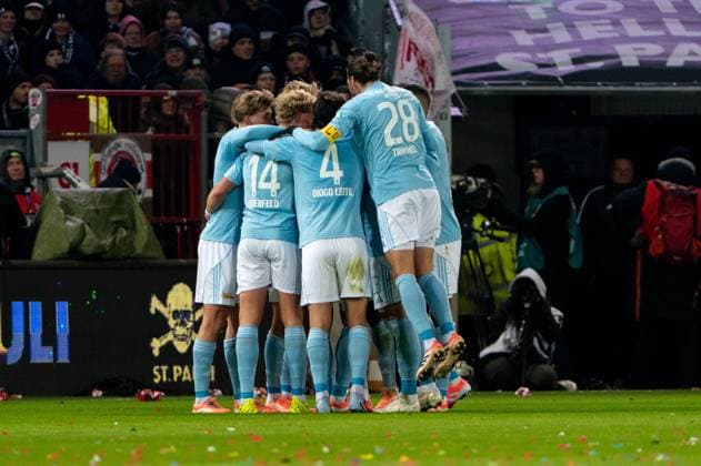 Goal for 0 1 Rani Khedira 1 FC Union Berlin, 08 , cheers with Aljoscha Kemlein 1 FC Union Berlin, 06 , Leopold Querfeld 1 FC Union Berlin, 14 , Diogo Leite 1 FC Union Berlin, 04 , Christopher Trimmel 1 FC Union Berlin, 28 , GER, FC St Pauli vs 1 FC Union Berlin, Football, Bundesliga, Matchday 11, Season 2025 2026, 23 11 2025 DFL REGULATIONS PROHIBIT ANY USE OF PHOTOGRAPHS AS IMAGE SEQUENCES AND OR QUASI VIDEO GER, FC St Pauli vs 1 FC Union Berlin, Football, Bundesliga, Matchday 11, Season 2025 2026, 23 11 2025 Hamburg Copyright: xEibner-Pressefoto MaxxVincenx EP_MVN
