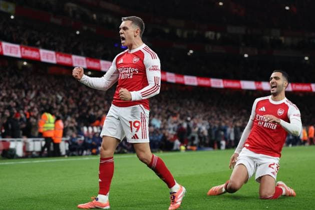 London, England, 23rd November 2025. Leandro Trossard of Arsenal celebrates after scoring to make it 1-0 during the Arsenal vs Tottenham Hotspur Premier League match at the Emirates Stadium, London. Picture credit should read: David Klein Sportimage EDITORIAL USE ONLY. No use with unauthorised audio, video, data, fixture lists, club league logos or live services. Online in-match use limited to 120 images, no video emulation. No use in betting, games or single club league player publications. SPI_077_DK_Arsenal_Tottenham SPI-4307-0076