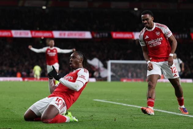 London, England, 23rd November 2025. Eberechi Eze of Arsenal celebrates after scoring to make it 2-0 during the Arsenal vs Tottenham Hotspur Premier League match at the Emirates Stadium, London. Picture credit should read: David Klein Sportimage EDITORIAL USE ONLY. No use with unauthorised audio, video, data, fixture lists, club league logos or live services. Online in-match use limited to 120 images, no video emulation. No use in betting, games or single club league player publications. SPI_082_DK_Arsenal_Tottenham SPI-4307-0081