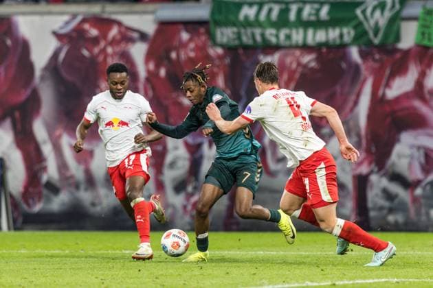GER, Bundesliga, RB Leipzig SV Werder Bremen 23 11 2025, Red Bull Arena, Leipzig, GER, Bundesliga, RB Leipzig SV Werder Bremen Samuel Mbangula SV Werder Bremen 7 in duel against Ridle Baku RB Leipzig 17 Â nordphotoxGmbHxx xAlexanderxTrienitz nph00051