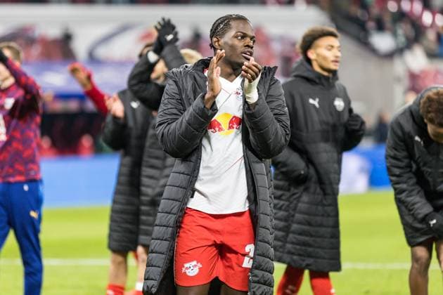 GER, Bundesliga, RB Leipzig SV Werder Bremen 23 11 2025, Red Bull Arena, Leipzig, GER, Bundesliga, RB Leipzig SV Werder Bremen Castello Lukeba RB Leipzig 23 thanks the fans Â nordphotoxGmbHxx xAlexanderxTrienitz nph00051