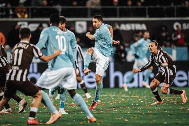 Soccer Men Season 2025 2026 Soccer Bundesliga 11 Matchday FC St Pauli vs 1 FC Union Berlin 23 11 2025 Goal kick by Rani Khedira 8, 1 FC Union Berlin leads to the first goal of the match Hamburg Millerntor Stadion Hamburg Germany