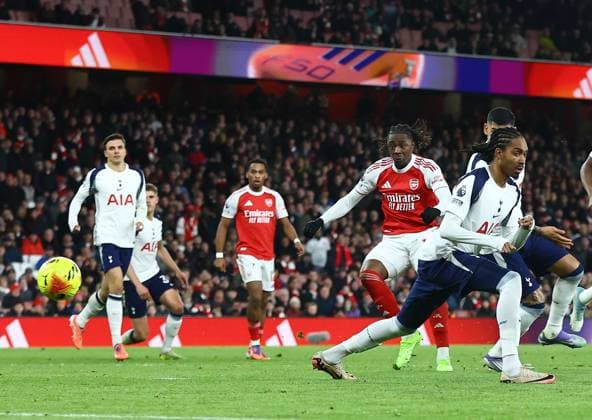 Eberechi Eze of Arsenal scores their sides third goal Arsenal v Tottenham Hotspur, Premier League, Football, Emirates Stadium, London, UK - 23 Nov 2025London Emirates Stadium United Kingdom EDITORIAL USE ONLY No use with unauthorised audio, video, data, fixture lists, club league logos or live services. Online in-match use limited to 120 images, no video emulation. No use in betting, games or single club league player publications. Copyright: xMichaelxZemanek Shutterstockx 15860967w