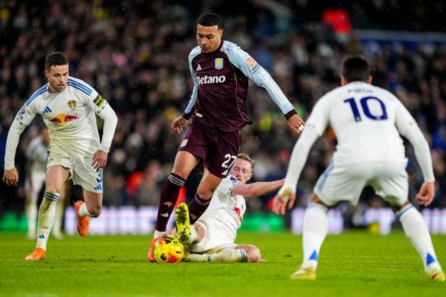 LEEDS, ENGLAND - NOVEMBER 23: Morgan Rogers of Aston Villa is challenged by Sean Longstaff of Leeds United during the Premier League match between Leeds United and Aston Villa at Elland Road on November 23, 2025 in Leeds, England. (Photo by Rene Nijhuis) SPO  Copyright: xRenexNijhuis