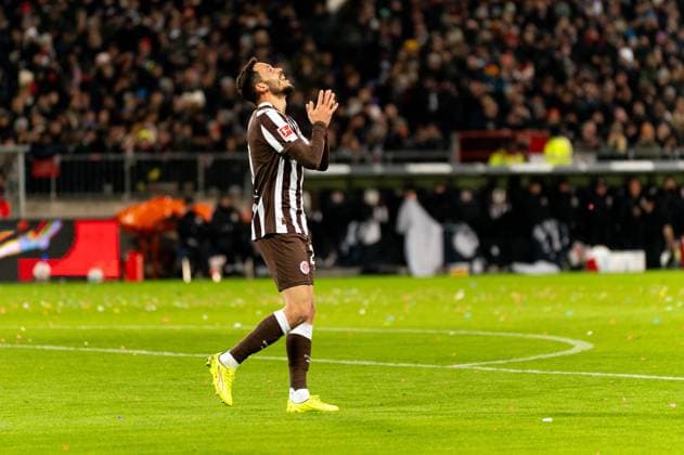 Mathias Pereira Lage FC St Pauli, 28 enttauescht Enttaeuschung nach Torschuss Torchance, GER, FC St Pauli vs 1 FC Union Berlin, Football, Bundesliga, Matchday 11, Season 2025 2026, 23 11 2025 DFL REGULATIONS PROHIBIT ANY USE OF PHOTOGRAPHS AS IMAGE SEQUENCES AND OR QUASI VIDEO GER, FC St Pauli vs 1 FC Union Berlin, Football, Bundesliga, Matchday 11, Season 2025 2026, 23 11 2025 Hamburg Copyright: xEibner-Pressefoto MaxxVincenx EP_MVN