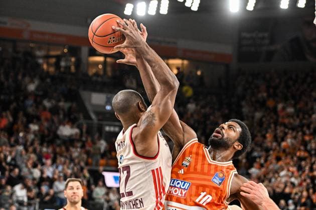 GER, BBL, ratiopharm Ulm vs FC Bayern Munich 23 11 2025, ratiopharm arena, Neu Ulm, GER, BBL, ratiopharm Ulm vs FC Bayern Munich, in the picture Malik Osborne Ulm, 10 stops the attack of Isiaha Mike Muenchen, 22 , Ulm possession after video evidence nordphotoxGmbHx xHafner nph00200