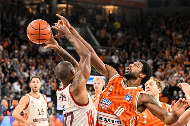 GER, BBL, ratiopharm Ulm vs FC Bayern Munich 23 11 2025, ratiopharm arena, Neu Ulm, GER, BBL, ratiopharm Ulm vs FC Bayern Munich, in the picture Malik Osborne Ulm, 10 stops the attack of Isiaha Mike Muenchen, 22 , Ulm possession after video evidence nordphotoxGmbHx xHafner nph00200