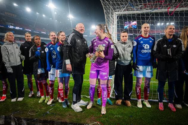 251123 Head coach Nils Lexerod and goalkeeper Tove Enblom of Valerenga celebrates with the trophy after the cup final between Rosenborg and Valerenga on November 23, 2025 in Oslo Photo Marius Simensen BILDBYRAN Cop 238 MM0050 bbeng cup cupfinale dam football fotball fotboll nm norgesmesterskapet rosenborg vif valerenga  Copyright: MARIUSxSIMENSEN BB251123ZH022