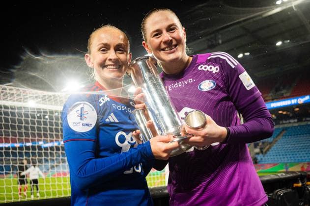 251123 Michaela Kovacs and goalkeeper Tove Enblom of Valerenga celebrates with the trophy after the cup final between Rosenborg and Valerenga on November 23, 2025 in Oslo Photo Marius Simensen BILDBYRAN Cop 238 MM0050 bbeng cup cupfinale dam football fotball fotboll nm norgesmesterskapet rosenborg vif valerenga  Copyright: MARIUSxSIMENSEN BB251123ZU025