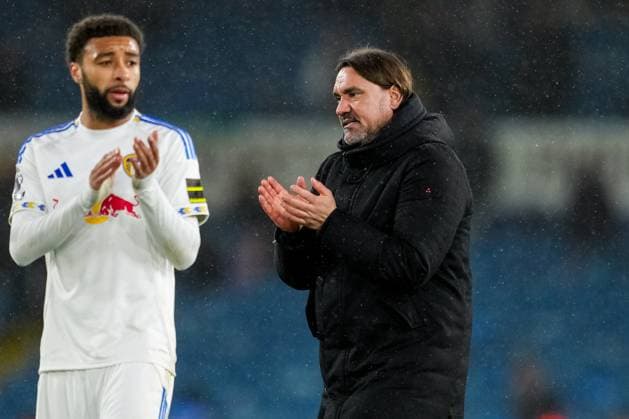LEEDS, ENGLAND - NOVEMBER 23: Jayden Bogle of Leeds United and Leeds United head coach Daniel Farke applaud the fans after the Premier League match between Leeds United and Aston Villa at Elland Road on November 23, 2025 in Leeds, England. (Photo by Rene Nijhuis) SPO  Copyright: xRenexNijhuis