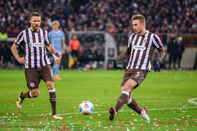 Soccer I Men I Season 2025 2026 I Bundesliga I 11 Matchday I FC St Pauli 1 FC Union Berlin I 23 11 2025 Karol Mets 3, FC St Pauli , Hauke Wahl 5, FC St Pauli Hamburg Millerntor Stadion Hamburg Germany Copyright: xLobecax xHenningxRohlfsx