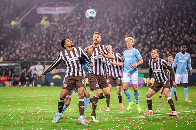 Soccer I Men I Season 2025 2026 I Bundesliga I 11 Matchday I FC St Pauli 1 FC Union Berlin I 23 11 2025 Andreas Hountondji 27, FC St Pauli , Karol Mets 3, FC St Pauli Hamburg Millerntor Stadion Hamburg Germany Copyright: xLobecax xHenningxRohlfsx