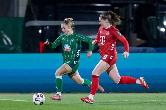 from left Michelle Weiß SV Werder Bremen, 15 and Adriana Achcinska 1 FC Köln, 9 in a duel, dynamic, action, action, game scene, THE DFB REGULATIONS PROHIBIT ANY USE OF PHOTOGRAPHS AS IMAGE SEQUENCES AND OR QUASI VIDEO , 23 11 2025, Bremen Germany , Football, Google Pixel Womens Bundesliga, SV Werder Bremen 1 FC Köln xobx
