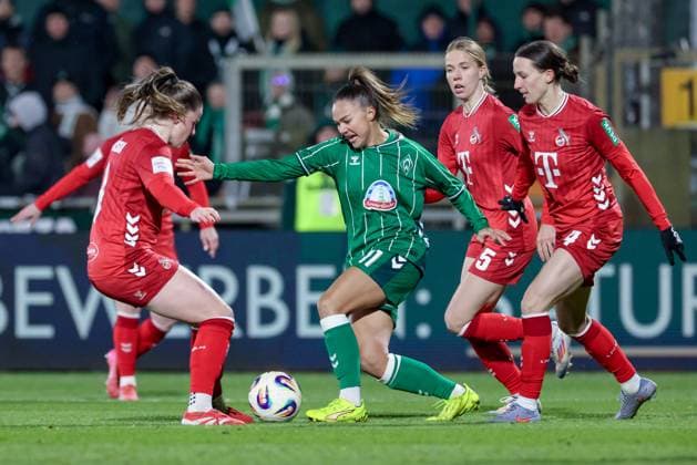 from left Adriana Achcinska 1 FC Köln, 9 , Maja Sternad SV Werder Bremen, 11 , Celina Degen 1 FC Köln, 5 and Sara Agrez 1 FC Köln, 4 in duel, duel, dynamics, action, action, game scene, THE DFB REGULATIONS PROHIBIT ANY USE OF PHOTOGRAPHS AS IMAGE SEQUENCES AND OR QUASI VIDEO , 23 11 2025, Bremen Germany , Football, Google Pixel Womens Bundesliga, SV Werder Bremen 1 FC Köln xobx