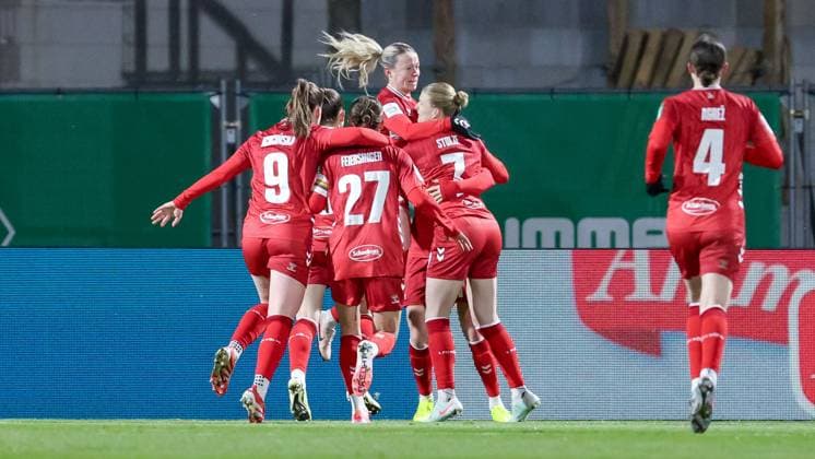 Players of 1 FC Köln with goal celebration, cheering, jubilant, optimistic, game scene, highlight, joy about the goal to 0 1, THE DFB REGULATIONS PROHIBIT ANY USE OF PHOTOGRAPHS AS IMAGE SEQUENCES AND OR QUASI VIDEO , 23 11 2025, Bremen Germany , Football, Google Pixel Womens Bundesliga, SV Werder Bremen 1 FC Köln xobx
