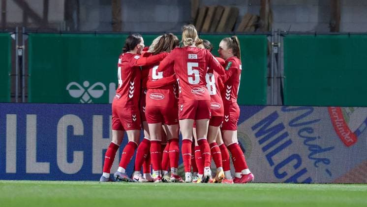 Players of 1 FC Köln with goal celebration, cheering, jubilant, optimistic, game scene, highlight, joy about the goal to 0 1, THE DFB REGULATIONS PROHIBIT ANY USE OF PHOTOGRAPHS AS IMAGE SEQUENCES AND OR QUASI VIDEO , 23 11 2025, Bremen Germany , Football, Google Pixel Womens Bundesliga, SV Werder Bremen 1 FC Köln xobx