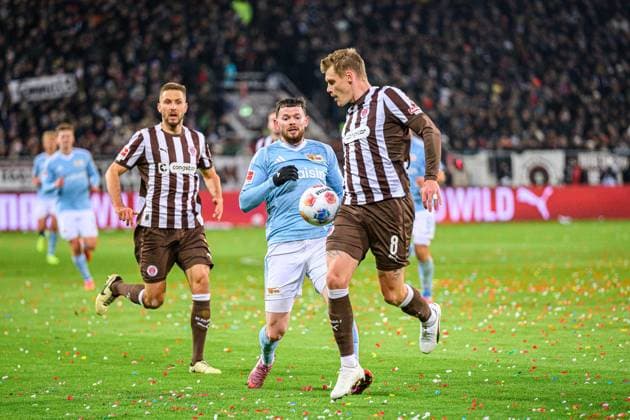 Soccer I Men I Season 2025 2026 I Bundesliga I 11 Matchday I FC St Pauli 1 FC Union Berlin I 23 11 2025 Karol Mets 3, FC St Pauli , Oliver Burke 7, 1 FC Union Berlin , Eric Smith 8, FC St Pauli Hamburg Millerntor Stadion Hamburg Germany Copyright: xLobecax xHenningxRohlfsx