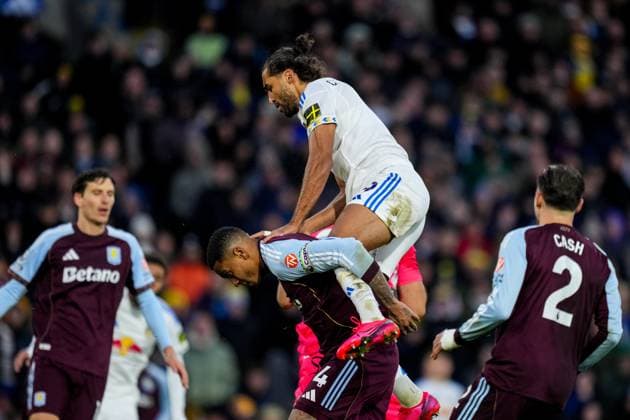 LEEDS, ENGLAND - NOVEMBER 23: Dominic Calvert-Lewin of Leeds United jumps on the back of Ezri Konsa of Aston Villa during the Premier League match between Leeds United and Aston Villa at Elland Road on November 23, 2025 in Leeds, England. (Photo by Rene Nijhuis) SPO  Copyright: xRenexNijhuis