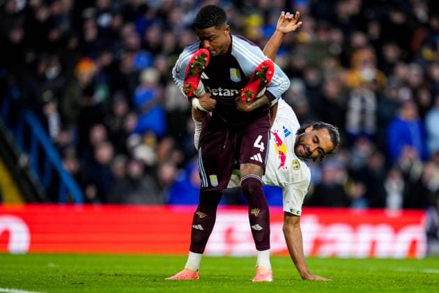 LEEDS, ENGLAND - NOVEMBER 23: Ezri Konsa of Aston Villa holds the legs of Dominic Calvert-Lewin of Leeds United during the Premier League match between Leeds United and Aston Villa at Elland Road on November 23, 2025 in Leeds, England. (Photo by Rene Nijhuis) SPO  Copyright: xRenexNijhuis