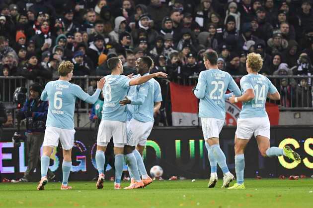 GER 1 FBL, FC St Pauli vs 1 FC Union Berlin 23 11 2025, Millerntorstadion, Hamburg, GER 1 FBL, FC St Pauli vs 1 FC Union Berlin in the picture Rani Khedira Berlin 08 scores the goal to make it 1 0 for Berlin and cheers with the team nordphotoxGmbH xWitke nph00002
