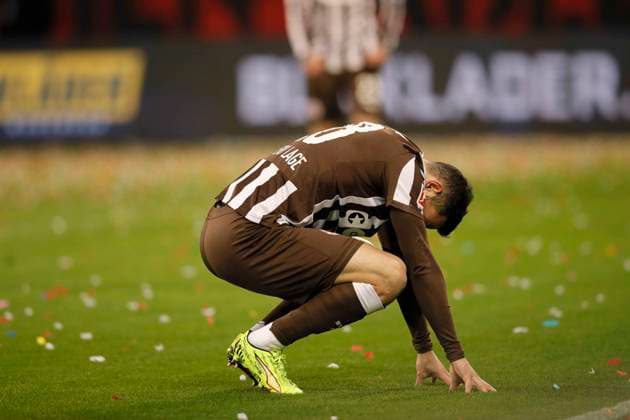 Photo Loser on the ground , Mathias Pereira LAGE Pauli Football 1 Bundesliga , FC St Pauli Union Berlin 11 Matchday on Sat 23 11 2025