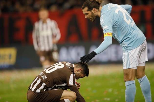 Photo Loser on the ground , Mathias Pereira LAGE Pauli , right consoles Christopher Trimmel Union Soccer 1 Bundesliga , FC St Pauli Union Berlin 11 Matchday on Sat 23 11 2025