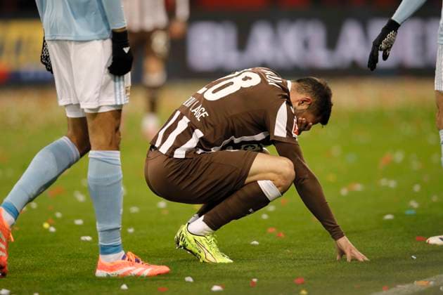 Photo Loser on the ground , Mathias Pereira LAGE Pauli Football 1 Bundesliga , FC St Pauli Union Berlin 11 Matchday on Sat 23 11 2025