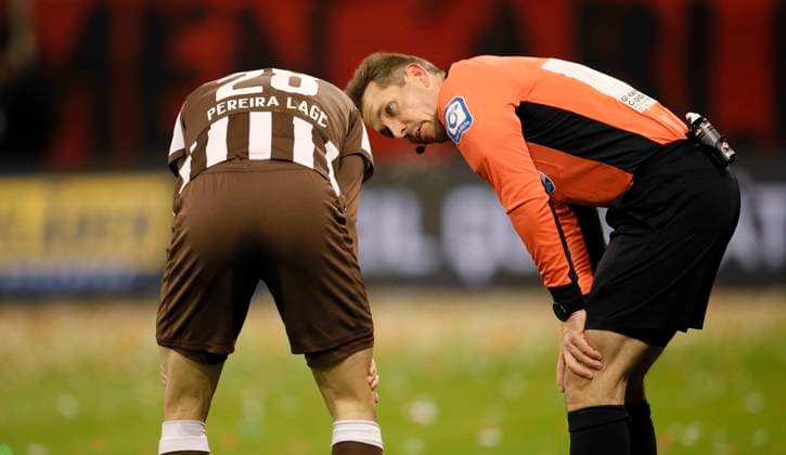 Photo loser on the ground , Mathias Pereira LAGE Pauli , on the right consoles him referee Tobias Stieler Soccer 1 Bundesliga , FC St Pauli Union Berlin 11 Matchday on Sat 23 11 2025