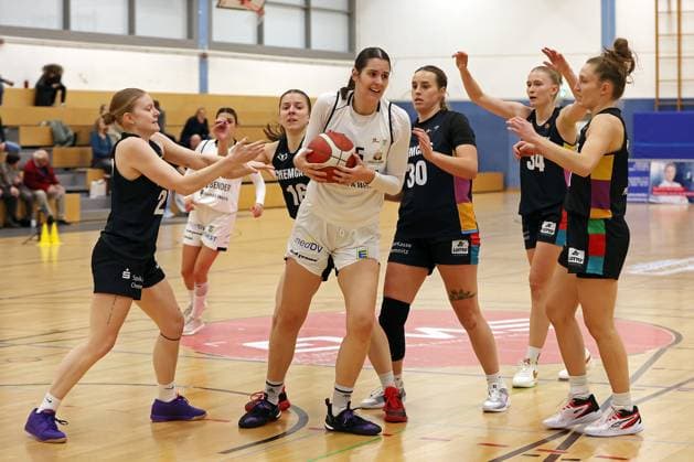 23 11 2025, xovx, Basketball DBBL, 2 Damen Basketball Bundesliga Nord, Bender Baskets Grünberg ChemCats Chemnitz v l Leann Rebentisch ChemCats Chemnitz , Lotte Seegräber Bender Baskets Grünberg , Leni Knorr ChemCats Chemnitz , Charlotte Kohl Bender Baskets Grünberg , Erin Stroberg ChemCats Chemnitz , Lilly Küppers ChemCats Chemnitz , Lucille Peroche ChemCats Chemnitz Grünberg Sporthalle Theo Koch Schule Hessen Deutschland DE