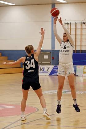 23 11 2025, xovx, Basketball DBBL, 2 Damen Basketball Bundesliga Nord, Bender Baskets Grünberg ChemCats Chemnitz v l Lilly Küppers ChemCats Chemnitz , Charlotte Kohl Bender Baskets Grünberg Grünberg Sporthalle Theo Koch Schule Hessen Deutschland DE