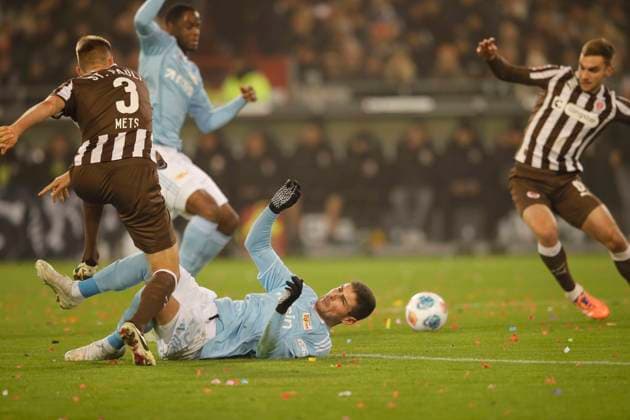 Photo Karol METS Pauli straddles Andrej ILIC Union Football 1 Bundesliga , FC St Pauli Union Berlin 11 Matchday on Sat 23 11 2025