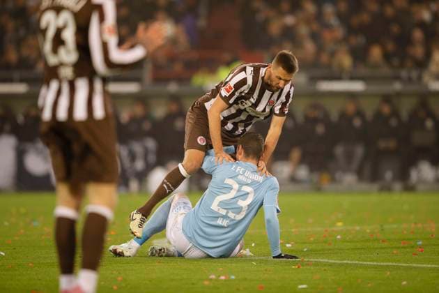 Photo Karol METS Pauli straddles Andrej ILIC Union Football 1 Bundesliga , FC St Pauli Union Berlin 11 Matchday on Sat 23 11 2025