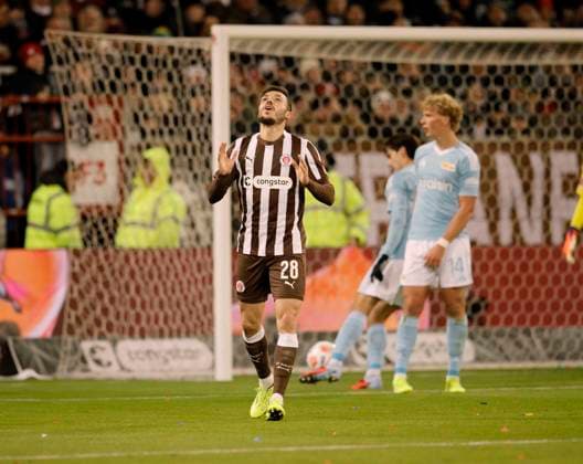 Photo Mathias Pereira LAGE Pauli misses the chance for 1 0 and is disappointed Soccer 1 Bundesliga , FC St Pauli Union Berlin 11 Matchday on Sat 23 11 2025