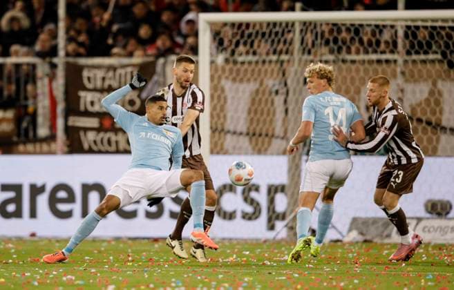Photo Karol METS Pauli vs Danilo DOEKHI Union Soccer 1 Bundesliga , FC St Pauli Union Berlin 11 Matchday on Sat 23 11 2025
