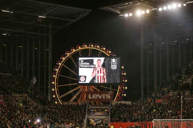 Photo the Kiezmannschaft and the cathedral , player presentation on the scoreboard in front of the Ferris wheel Soccer 1 Bundesliga , FC St Pauli Union Berlin 11 Matchday on Sat 23 11 2025