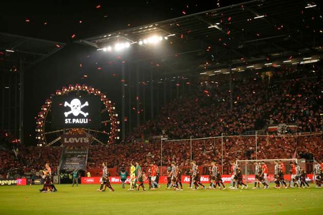 Photo of the Kiezmannschaft and the cathedral , player presentation on the scoreboard in front of the Ferris wheel , and run-in of the two teams Soccer 1 Bundesliga , FC St Pauli Union Berlin 11 Matchday on Sat 23 11 2025