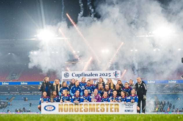 251123 Players of Valerenga celebrates with the trophy after the cup final between Rosenborg and Valerenga on November 23, 2025 in Oslo Photo Marius Simensen BILDBYRAN Cop 238 MM0050 bbeng cup cupfinale dam football fotball fotboll jubel nm norgesmesterskapet rosenborg vif valerenga  Copyright: MARIUSxSIMENSEN BB251123ZH027