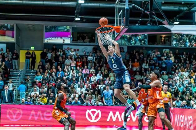 Chemnitz, Germany 23 November 2025 1 BBL 2025 2026 Niners Chemnitz vs Alba Berlin In the picture Corey Davis 99 with a dunking Copyright: xFotostandx xNachtigallx