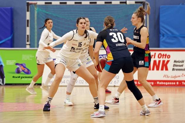 23 11 2025, xovx, Basketball DBBL, 2 Damen Basketball Bundesliga Nord, Bender Baskets Grünberg ChemCats Chemnitz v l Charlotte Kohl Bender Baskets Grünberg , Erin Stroberg ChemCats Chemnitz , Lucille Peroche ChemCats Chemnitz Grünberg Sporthalle Theo Koch Schule Hessen Deutschland DE